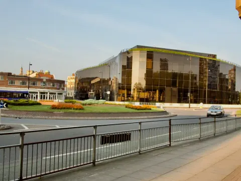 Willis Building in 2007 looking from Princes Street, still with the old roundabout instead of traffic lights